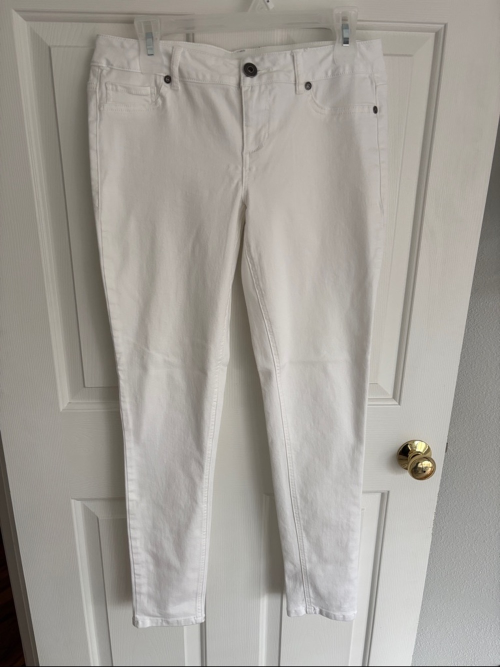 Maurices White Women’s Skinny Jeans